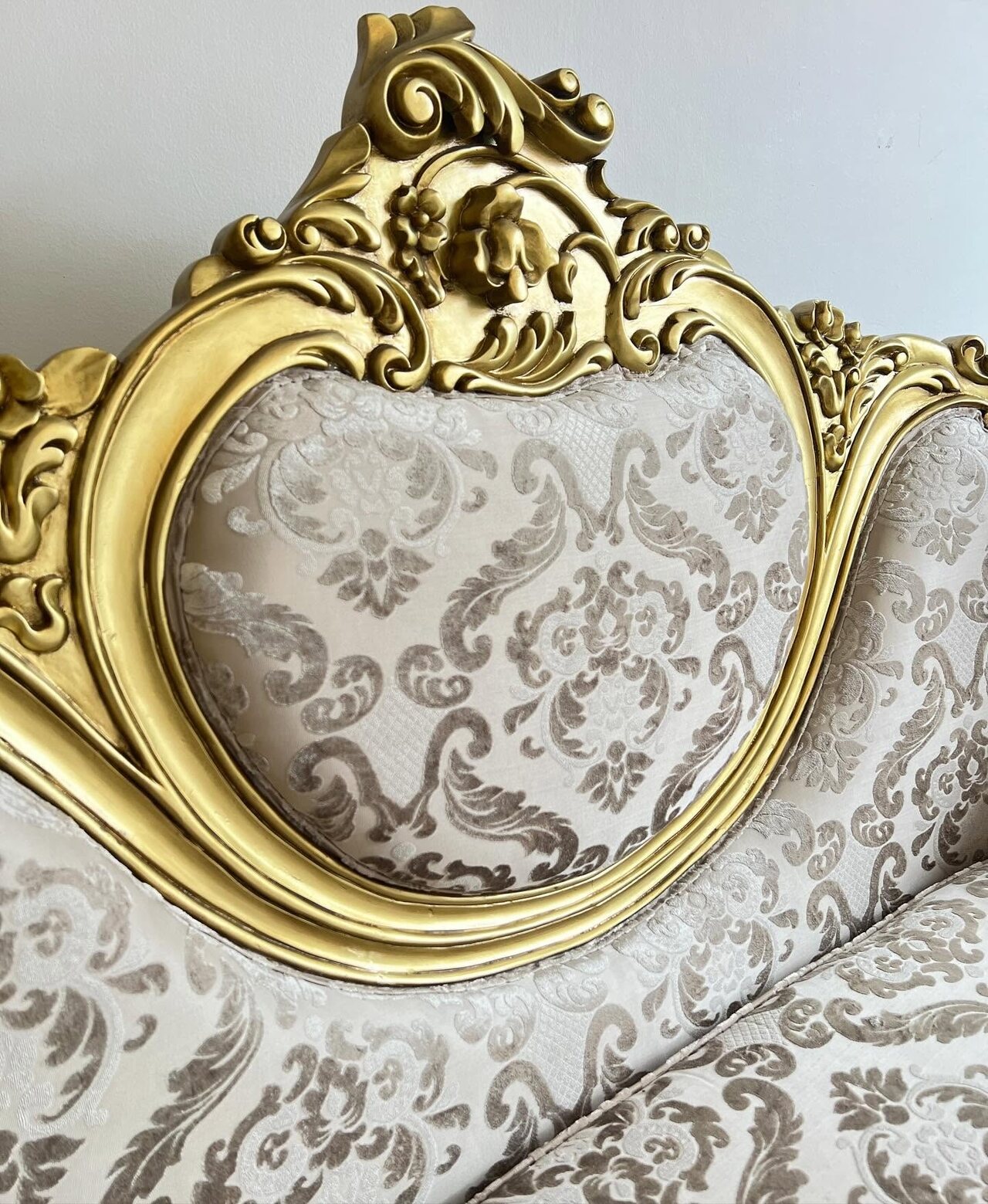 Detalle de respaldo medallón en sillón barroco francés