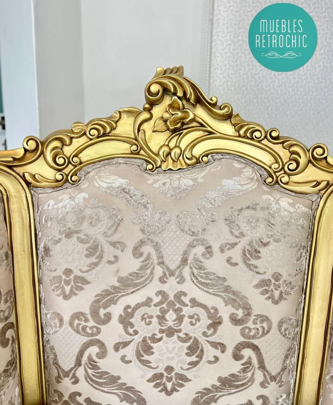 Talla dorada en el respaldo del Sillón Barroco Francés