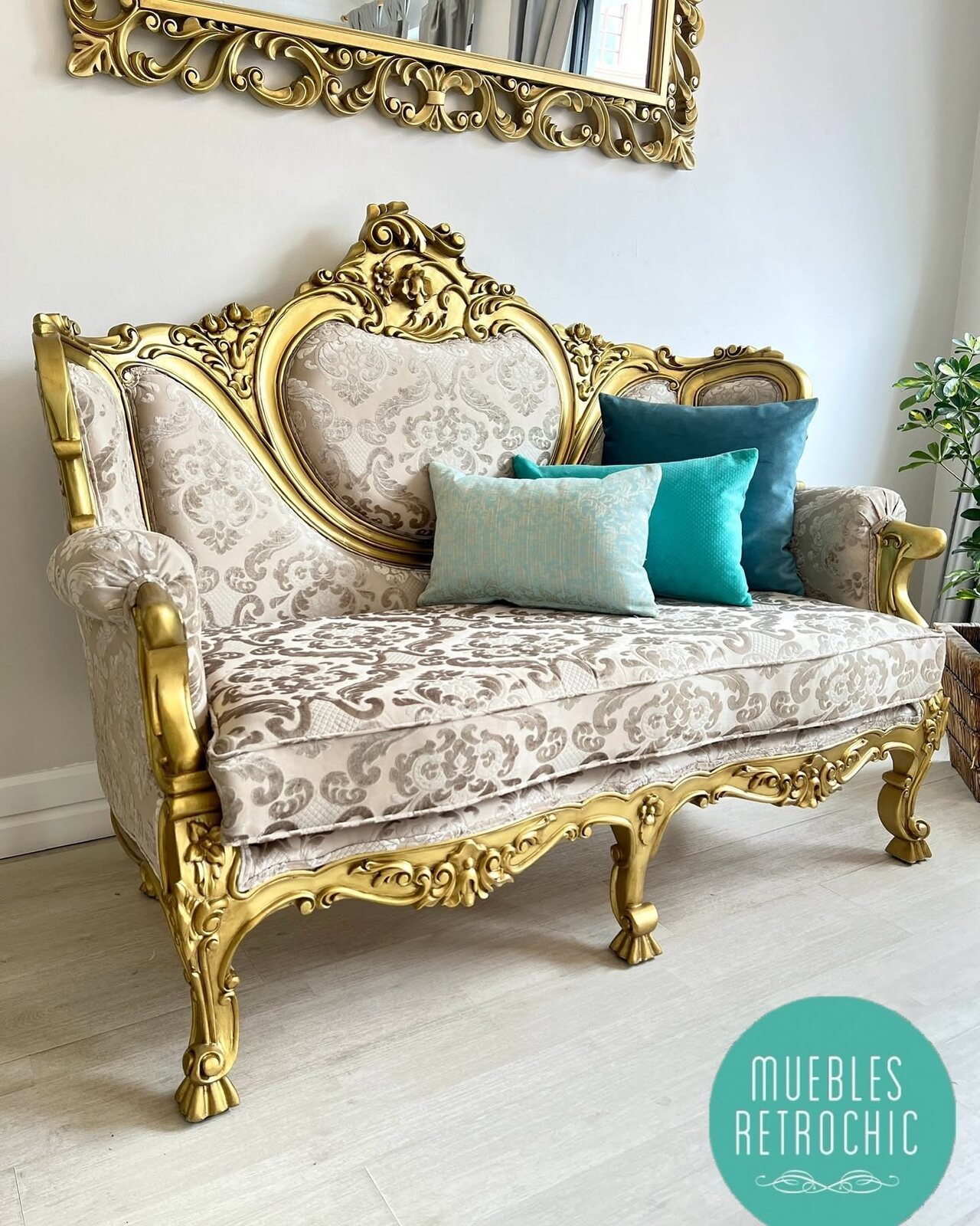 Sillón barroco francés junto a un sofá tallado