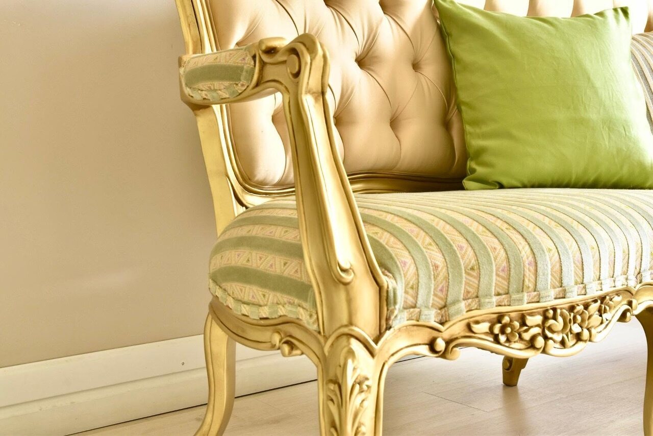 Detalle de talla y tapicería rayada Parisien