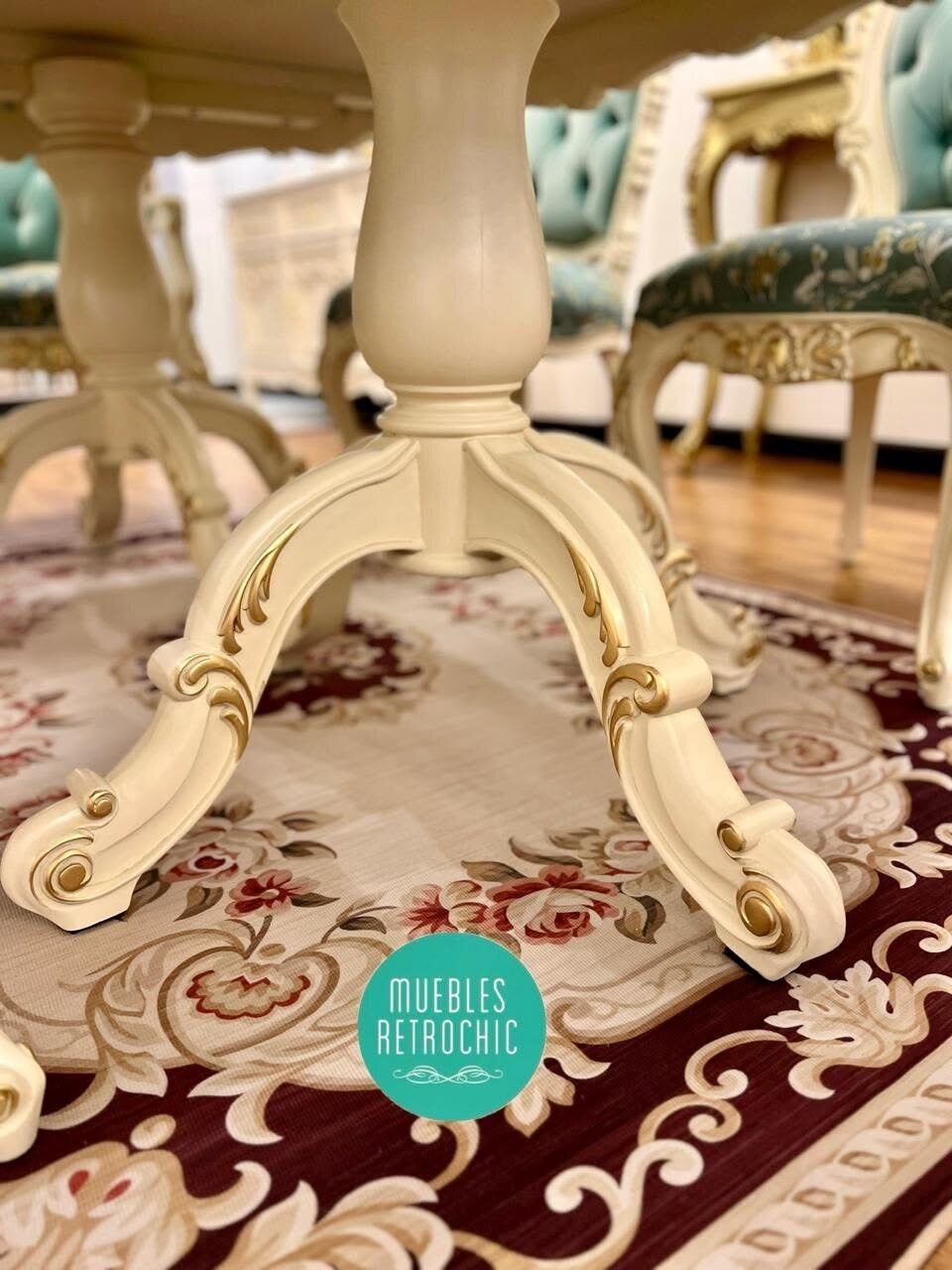 Detalle del pedestal tallado de la mesa Marquise