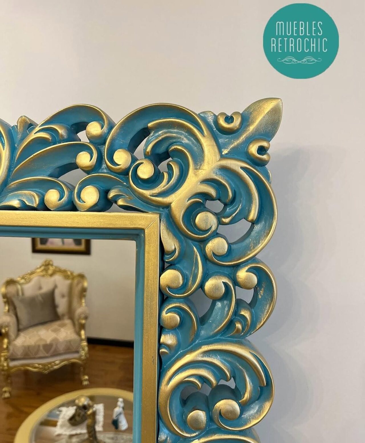 Detalle de talla turquesa y dorada en espejo Versailles