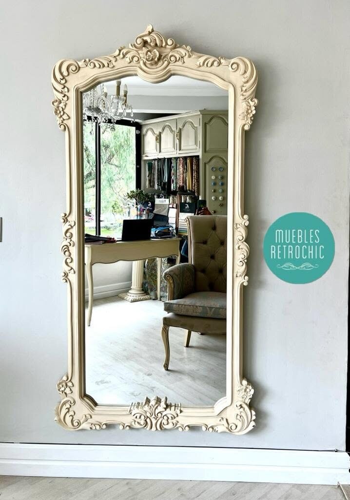 Espejo Versailles marfil en un comedor clásico